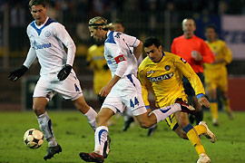 A marcação da Udinese, de amarelo, foi tão boa no segundo tempo que mal deu espaço para o Zenit se movimentar em campo