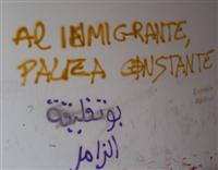 Muro pichado discriminando imigrantes
