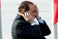 Silvio Berlusconi fala ao celular e atrasa cúpula da Otan