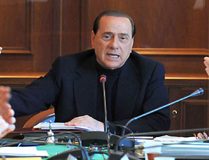 O primeiro ministro italiano, Silvio Berlusconi, em conferência de imprensa onde solicitou que seja alterada para L'Aquila a reunião do G8, que seria em Madallena, na Sardenha