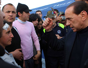 Berlusconi durante visita aos desabrigados da Região dos Abruzzo