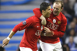 Cristiano Ronaldo comemora o gol da classificação do Manchester United, no duelo em Portugal, contra o Porto