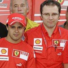 O diretor da Ferrari, Domenicali (à direita), disse que a F60 precisa de vários ajustes para ainda tentar ser competitiva na atual temporada
