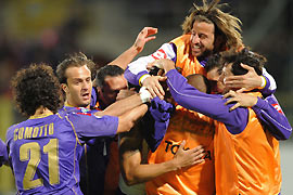 Jogadores da Fiorentina comemoraram muito a vitória sobre a rival Roma