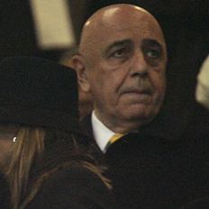 O vice-presidente e administrador do Milan, Adriano Galliani, apresenta as estatísticas financeiras de seu clube no ano passado