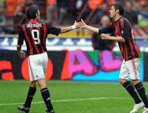 Inzaghi e Kaká, autor dos três gols contra o Palermo, comemoraram muito o segundo gol do time, e ainda sonham em buscar a Inter na tabela de classificação