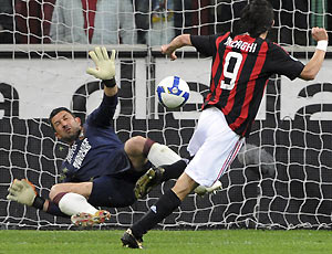 O atacante do Milan, Inzaghi, faz um de seus três gols na goleada de seu time sobre o Torino