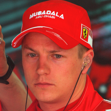 Kimi Raikkonen mostou-se bastante contente com o rendimento de sua Ferrari