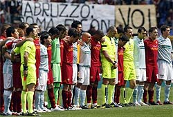 Trio de arbitragem ao lado de jogadores de Lazio e Roma prestaram homenagens às vítimas do terremoto na região dos Abuzzo
