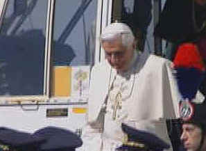 O Papa Bento XVI visitou, conforme anunciado, as cidades abruzzese atingidas pelos terremotos