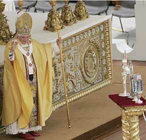Papa Bento XVI durante cerimônia de canonização de cinco novos santos