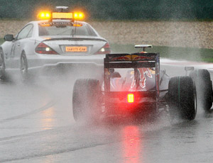 As chuvas no início da etapa da China, a terceira da temporada, eram tão fortes que os competidores tiveram de ficar oito voltas atrás do safety car