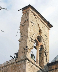 A abobada romana Santa Maria de Collemaggio foi um dos locais destruídos durante o terremoto e que tinham diversos afrescos importantes, além de guardar os restos mortais do Papa Celestino V