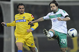 Diego desequilibrou o primeiro jogo entre Werder Bremen e Udinese pelas quartas de final da Copa da Uefa