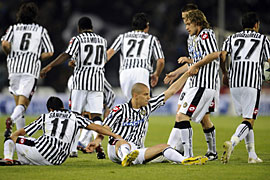 Jogadores da Udinese comemoram o primeiro gol do jogo, mas no final os alemães do Werder Bremen é que fazem a festa