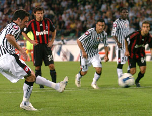 D'agostino faz o primeiro gol da Udinese, na vitória por 2 a 1 sobre o Milan, que garantiu o título para a Inter