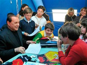 O primeiro ministro da Itália, Silvio Berlusconi, voltou a visitar L'Aquila, desta vez com o intuito de verificar o andamento das obras nos apartamentos que receberão os líderes do G8, em julho