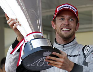 O inglês Jenson Button da Brawn GP conquista a quinta vit[oria em seis provas, e a primeira em Mônaco
