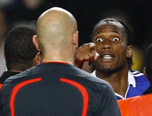 O marfiniano Drogba partiu com tudo para cima da arbitragem após o final do jogo em que seu time oi desclassificado, da final da Copa dos Campeões, com um gol aos 48 minutos do segundo tempo