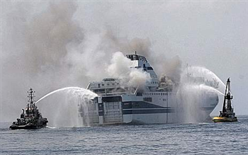 Embarcação é incendiada na rota entre Nápoles e Palermo
