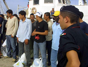 Embarcação Líbia que transportava clandestinos foi capturada pela marinha italiana