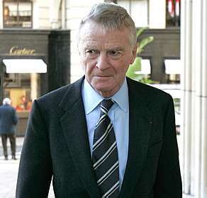 O presidente da FIA, Max Mosley, saiu da reunião preocupado com a possibilidade de mais uma derrota frente à Associação dos presidentes e donos de equipes, Fota