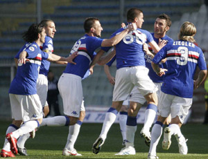 Atletas da Sampdoria comemoram o primeiro dos cinco gols que fieram na vitória contra a