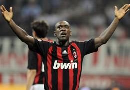 O holandês Seedorf comemora o gol que abriu o placar para o Milan, no empate por 1 a 1 com a Juve