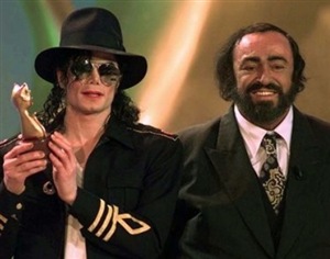 Michael Jackson ao lado do tenor italiano Luciano Pavarotti, em 1997