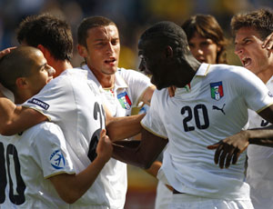 Atletas da seleção italiana, com Balotelli no meio deles, comemoram o primeiro gol da vitória, por 2 a 1, contra a Suécia, no Europeu sub-21 de Futebol