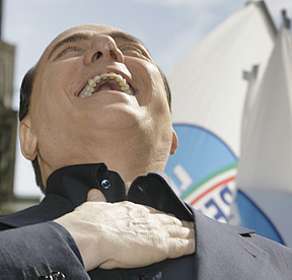 O primeiro ministro da Itália, Silvio Berlusconi, ironizou acusações de opositores ao seu governo, sobre uso de avião militar para transportar bailarinas para festa em sua casa na Sardenha