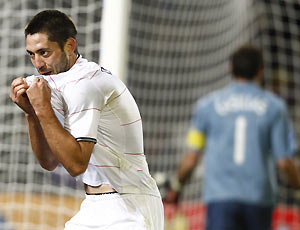 O volante norte-americano, Dempsey, comemora o segundo gol que garantiu sua seleção na final da Copa das Confederações