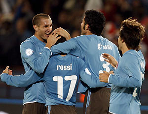 Jogadores da seleção italiana comemoram o primeiro gol de Rossi contra os Estados Unidos, que abriu caminho para a vitória por 3 a 1 na primeira rodada da Copa das Confederações