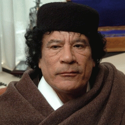 O polêmico chefe de estado da Líbia, Muamar Kadafi, foi recebido, na Itália, pelo premier italiano, Silvio Berlusconi