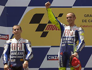 À esquerda Jorge Lorenzo e à direita Valentino Rossi, ambos da Yamaha, foram os protagonistas da etapa espanhola da MotoGP, a principal categoria da motovelocidade