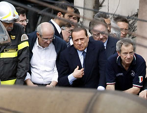 Berlusconi visita cidade em que ocorreu acidente de trem