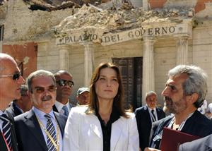 Carla Bruni visita áreas devastadas por terremoto na Itália