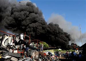 Combustível que estava nos carros do ferro velho causou explosões. (Foto: Tiziana Fabi/AFP Photo)