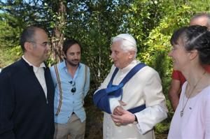 Papa Bento XVI conversando com seu cirurgião após consulta em Les Combes, Itália