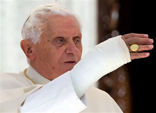 O Papa Bento XVI abençoa os fiéis durante o Ângelus em Romano Canavese
