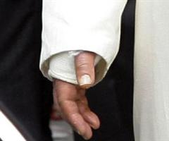 Detalhe mostra o punho direito do papa na saída do hospital nesta sexta-feira (17) em Aosta