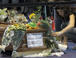 Funeral solene, em homenagem aos 22 mortos em decorrência da explosão de vagões de um trem, foi realizado nesta manhã em Viareggio