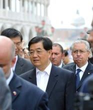 O presidente chinês, Hu Jintao, desistiu de participar da reunião do G8 na Itália, que fora convidado, e voltou à China por causa dos conflitos em Xinjiang que já deixaram 156 mortos