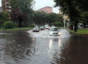 Fortes chuvas que caíram esta manhã em Milão levaram a cidade ao caos