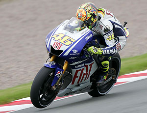 O italiano da Yamaha, Valentino Rossi, venceu a etapa da Alemanha em mais uma disputa emocionante com seu companheiro de equipe, o espanhol Jorge Lorenzo