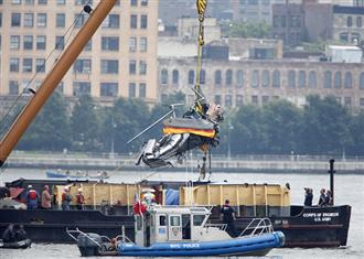 Equipe de resgate retira fuselagem de helicóptero do Rio Hudson