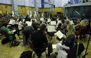 Em Abbey Road (Londres), a Orquestra Filarmônica Real participa de gravação para o CD com músicas cantadas por Bento XVI