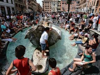 Italianos e turistas se banham na Fontana Di Trevi em Roma