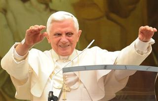 Bento XVI aparece sem gesso pela primeira vez e abençoa fiéis