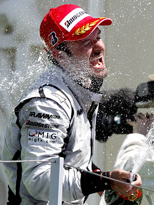 Barrichello comemora vitória que veio depois de erro da McLaren
